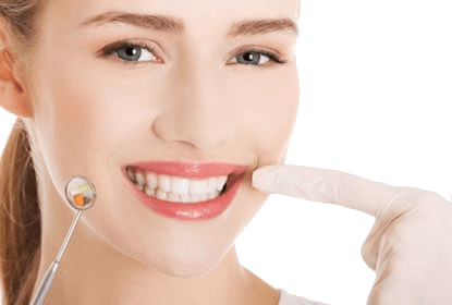 Eine lächelnde Frau mit makellosen Zähnen zeigt auf ihren Mund, während sie einen Zahnarztspiegel hält, der einen ihrer Zähne reflektiert. Sie hat ein freundliches Gesicht, klare Haut und trägt kein sichtbares Make-up. Der Hintergrund des Bildes ist weiß und transparent.